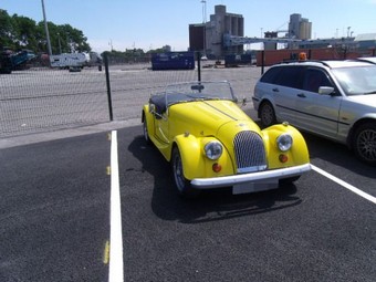 Morgan 4/4 se sklápěcí Střechou odeslány z velké BRITÁNIE do USA | Classic Car Shipping